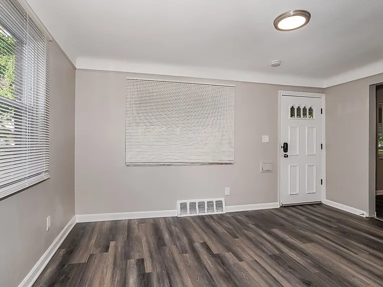 1337385_017_living_room_13183963.jpg
