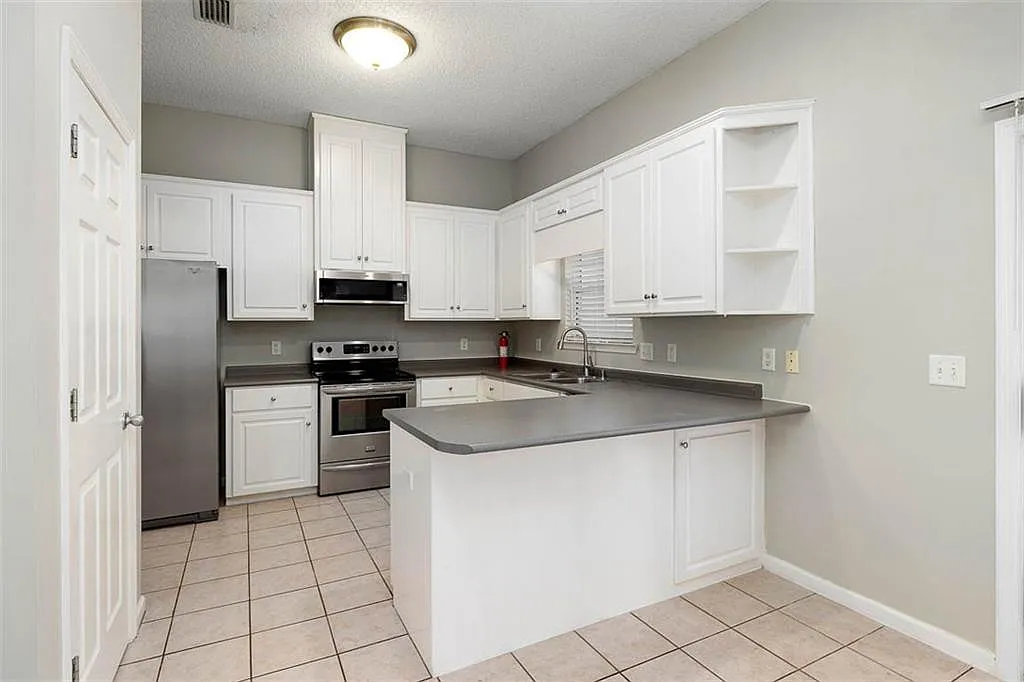 3 bed, 2.0 bath, 1360 sqft, $1,995 — Photo 2