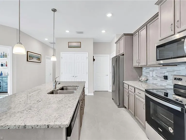 1163 S Town And River Dr — Photo 13