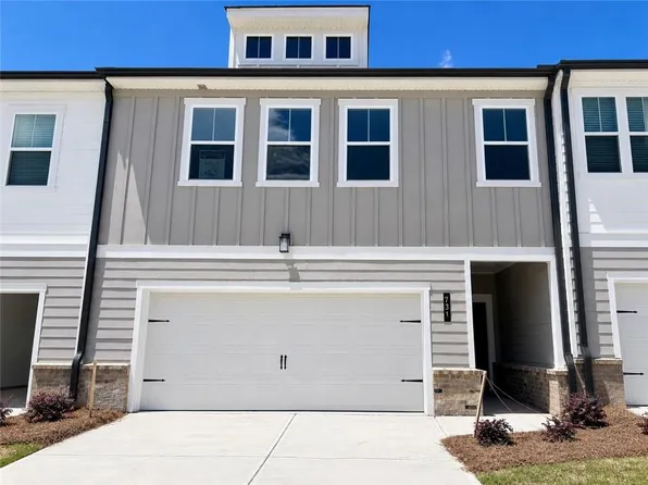 731 Point Place Dr, Loganville, GA 30052
