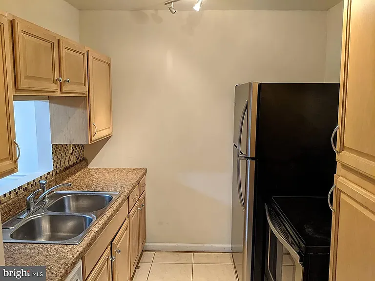 423 Ashton Ln — Photo 6