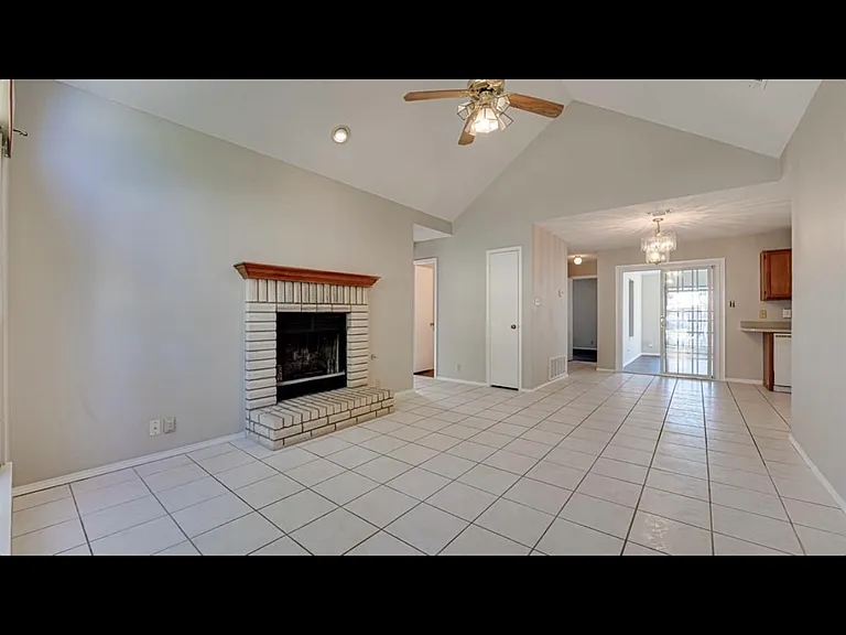 106 Marvin Gdns — Photo 3