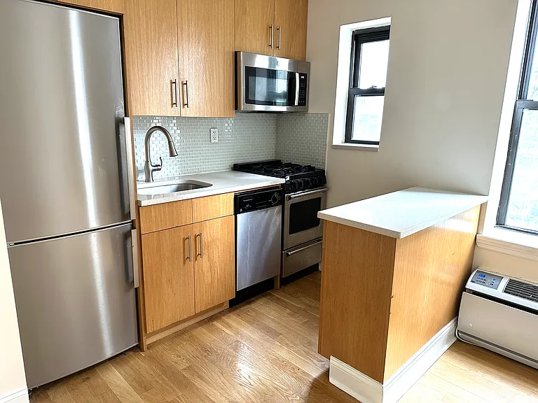 201 E 81st St #3C — Photo 2