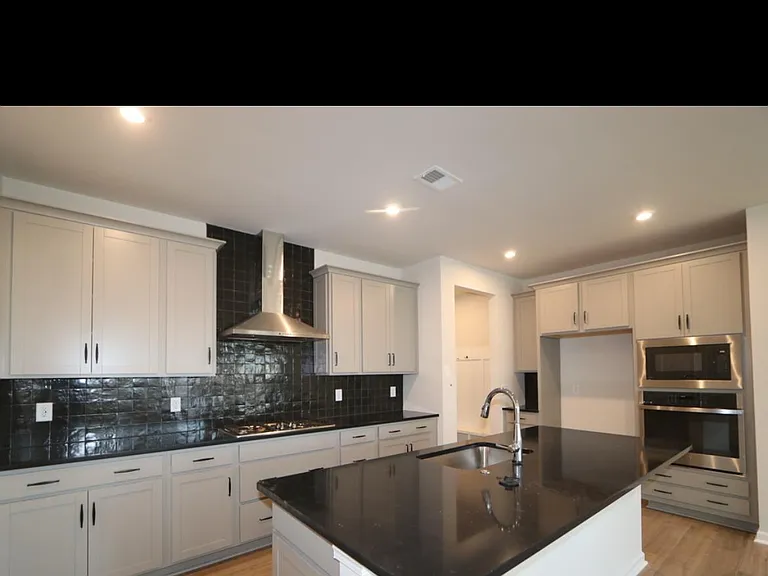 5822 Strathmore Ct — Photo 9