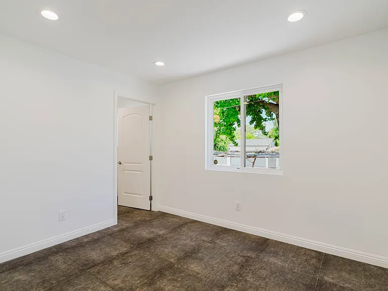 13856 Runnymede St — Photo 17