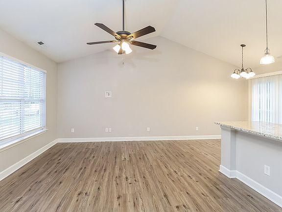 5th image of 518 White Oak Ln