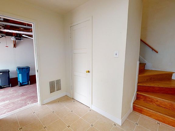 3rd image of 242 Wyandotte Ave