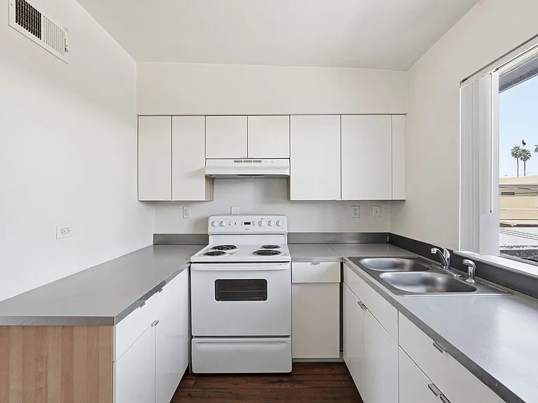 Alvernon811-835 — Photo 41