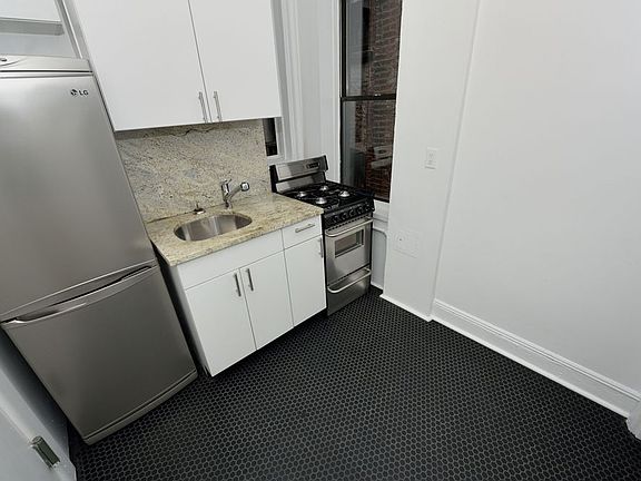 4th image of 255 W 15th St APT 14