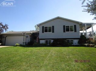 212 Maple Dr, Linden, MI 48451