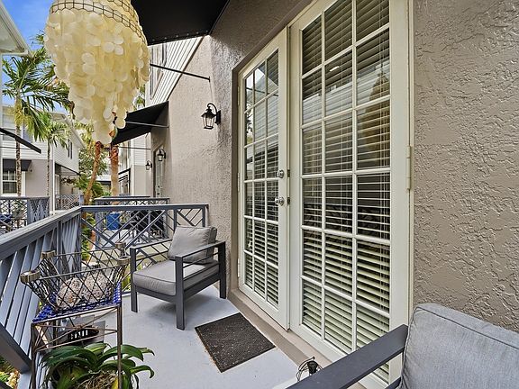 4th image of 2265 NE 9th Avenue