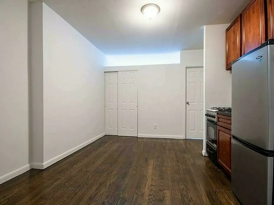 2nd image of 309 E 61st St APT 17