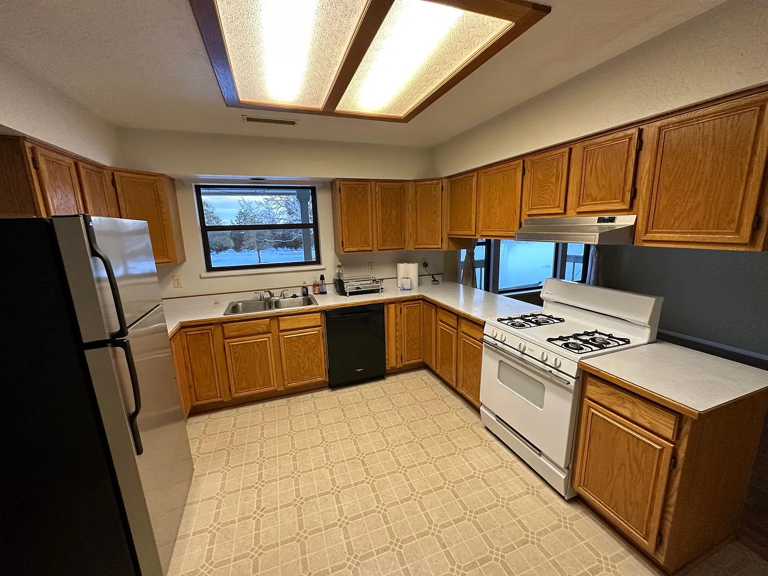 3 bed, 1900 sqft, $3,100 — Photo 3