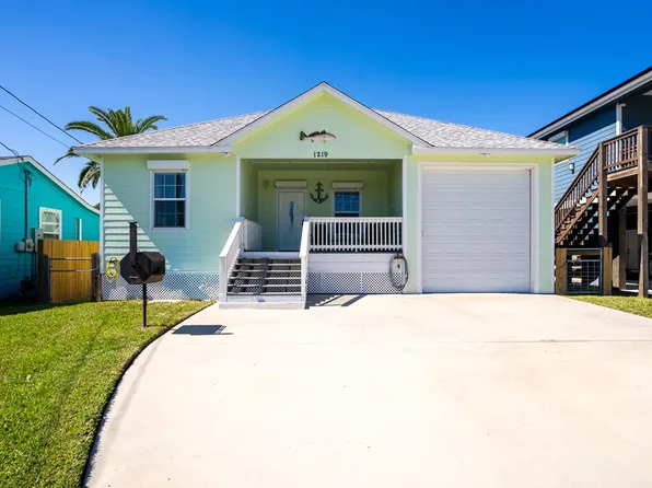 1219 S Live Oak St, Rockport, TX 78382