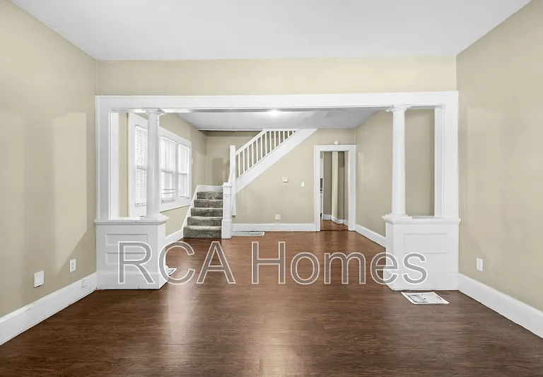 4118 E Washington St — Photo 2