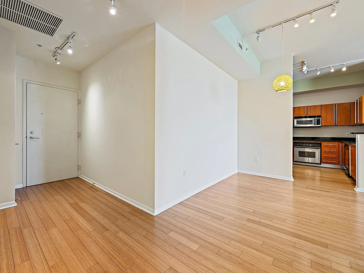 2 bed, 2.0 bath, 1175 sqft, $3,850 — Photo 3