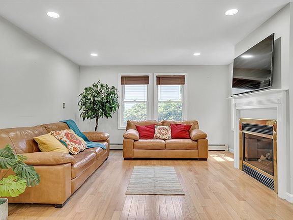 2nd image of 39 Hawthorne St #39
