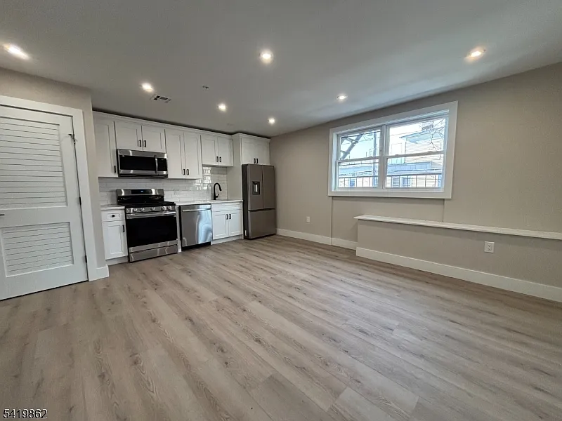 3 bed, 1.0 bath, $2,500 — Photo 2