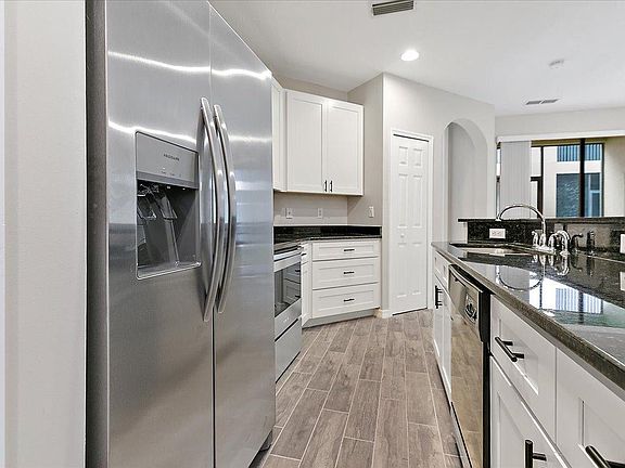 5th image of 425 La Travesia Flora St #102