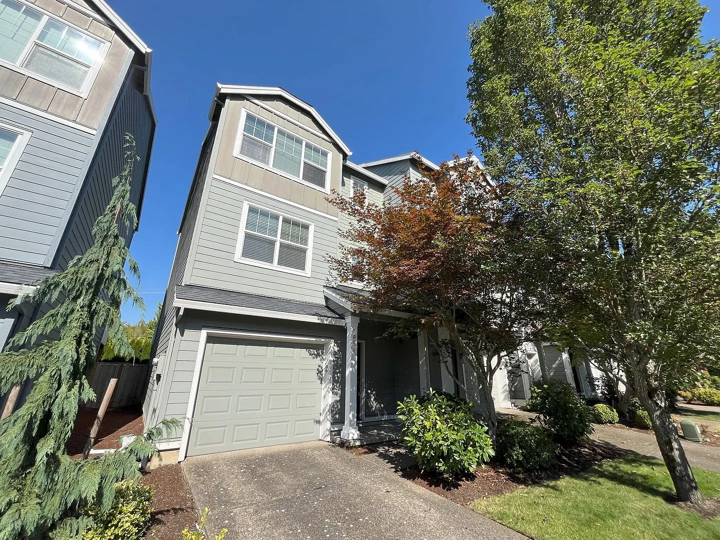 Spacious Tigard 3 Bedroom Townhouse with Open Kitchen, Attached Garage & Balcony — Photo 2