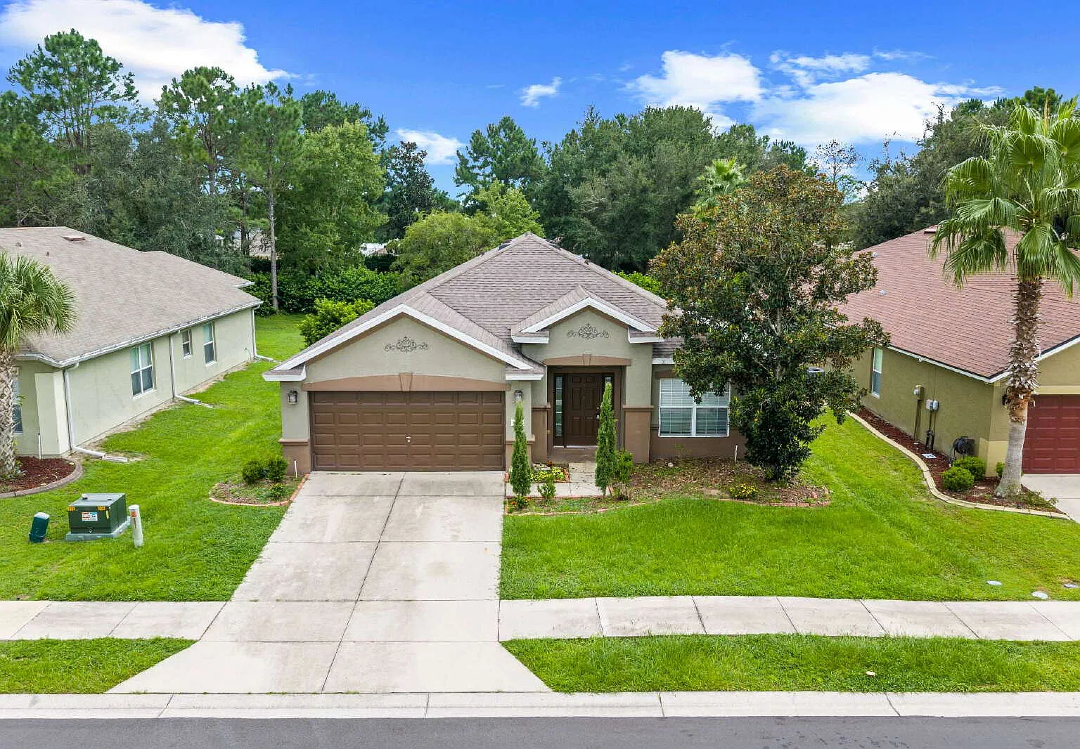 4 bed, 2.0 bath, 2588 sqft, $2,200 — Photo 2