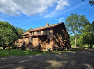 10305 Oakhurst Rd, Holly, MI 48442