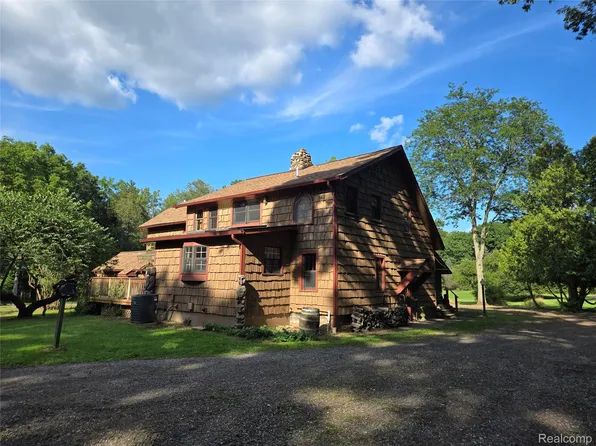 10305 Oakhurst Rd, Holly, MI 48442