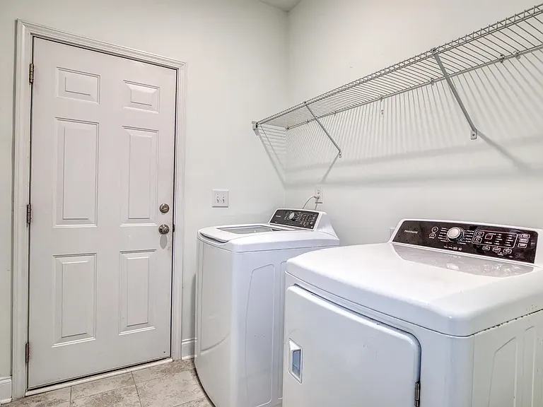 2632 Goldfinch Dr — Photo 10