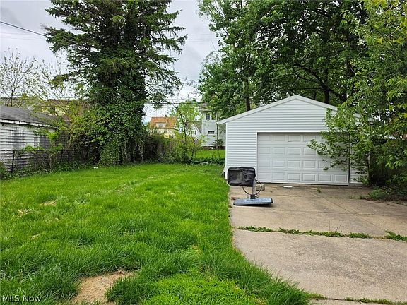 4th image of 10605 Grace Ave