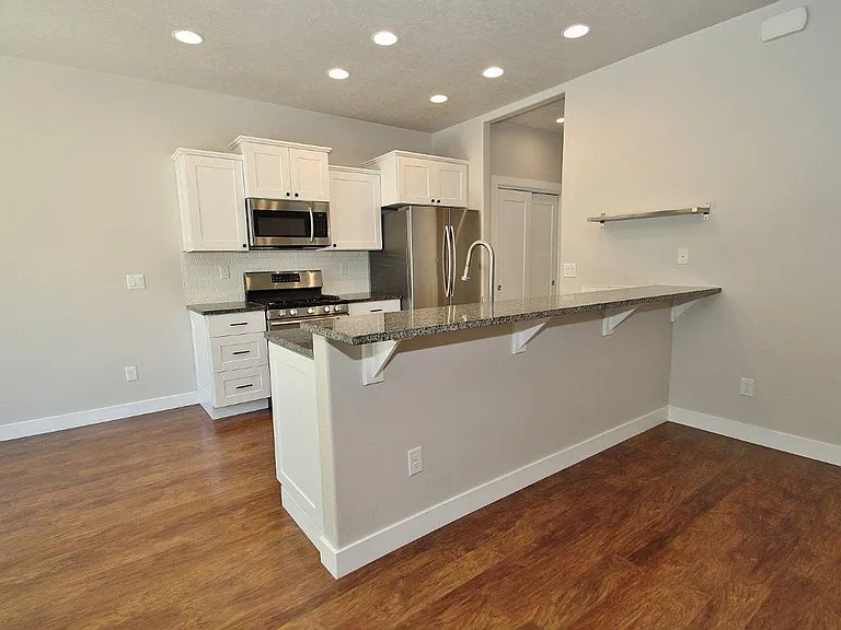 5052 N Alworth St — Photo 7