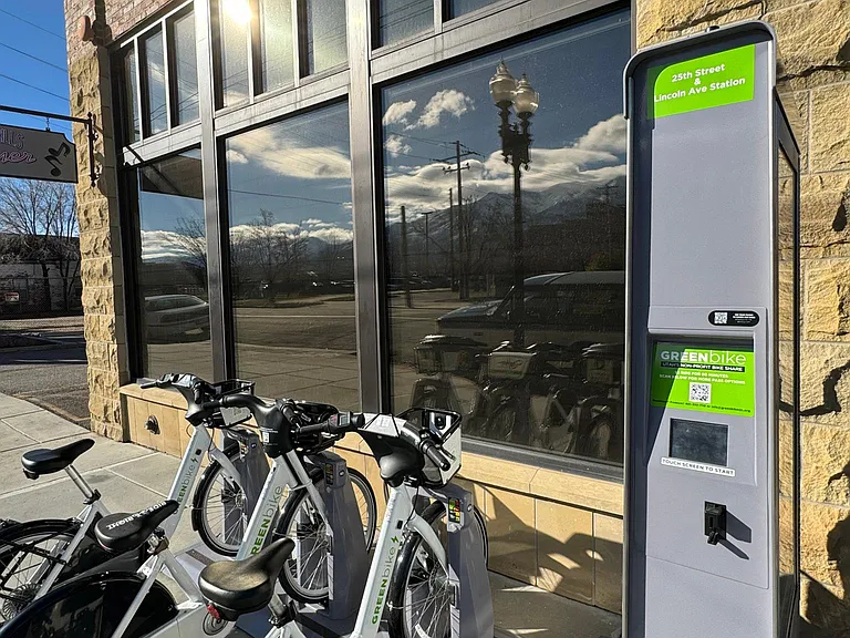 Convenient bike share station on 25th & Lincoln Ave just steps away, with easy access to downtown and Union Station.