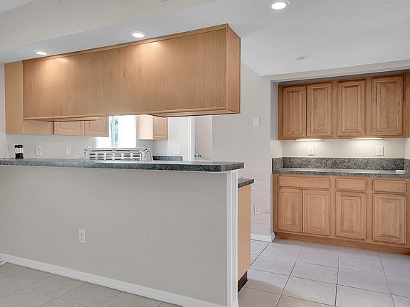 5th image of 910 SW Airoso Boulevard