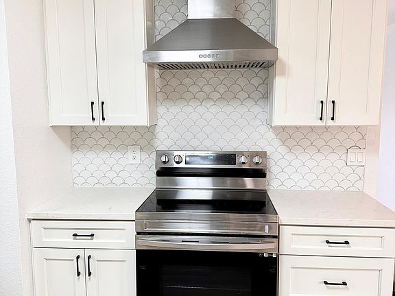 3rd image of 2373 Cabrillo Dr