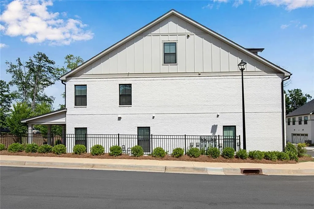 3 bed, 3.5 bath, 2399 sqft, $3,650 — Photo 4