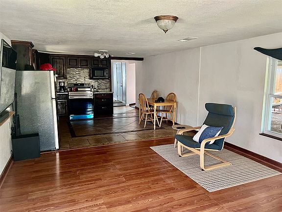 4th image of 716 Baylor St