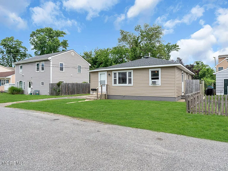 1218 Lister St — Photo 8