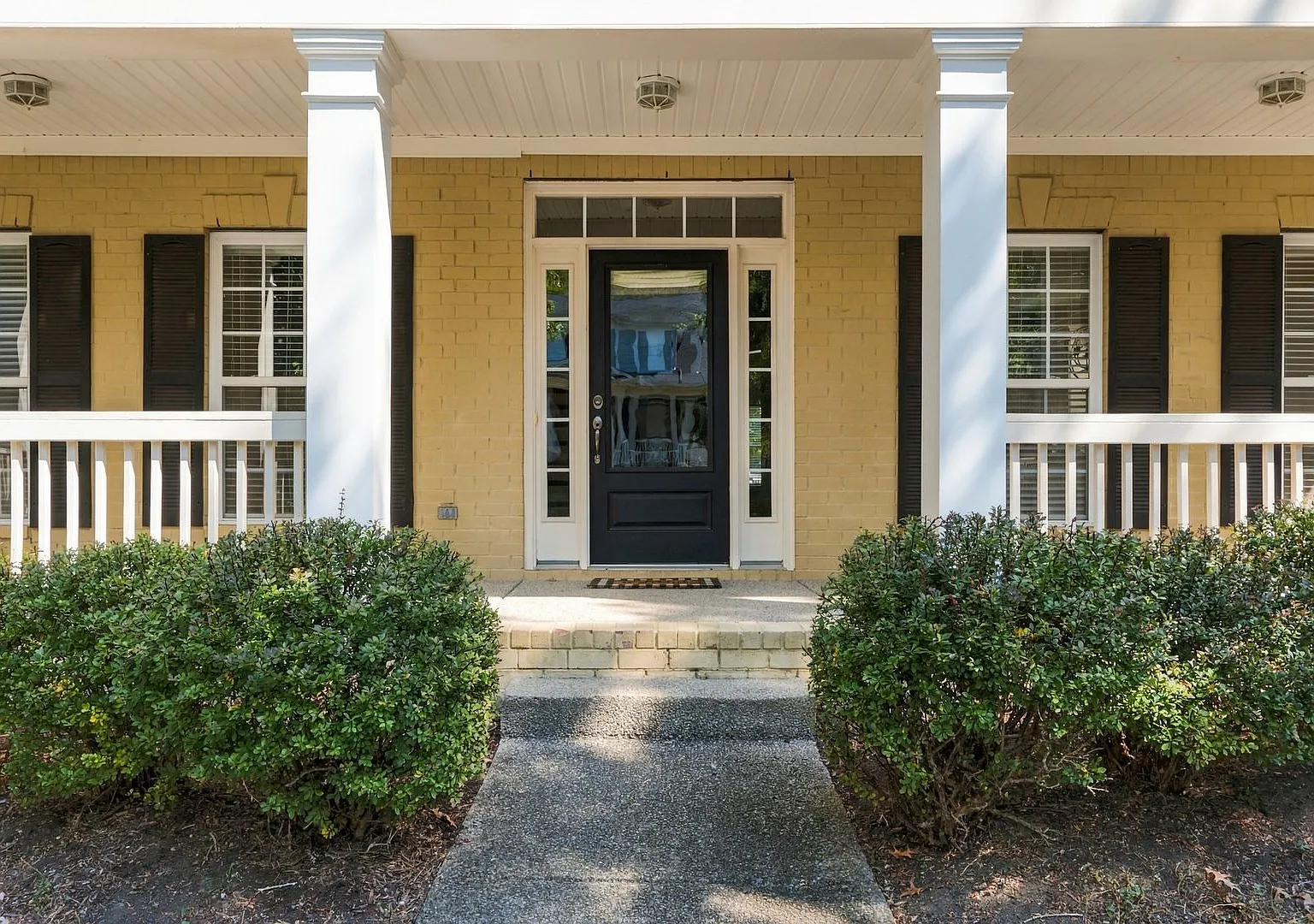 Beautiful 5-Bedroom Home in The Meade of Avalon — Photo 4