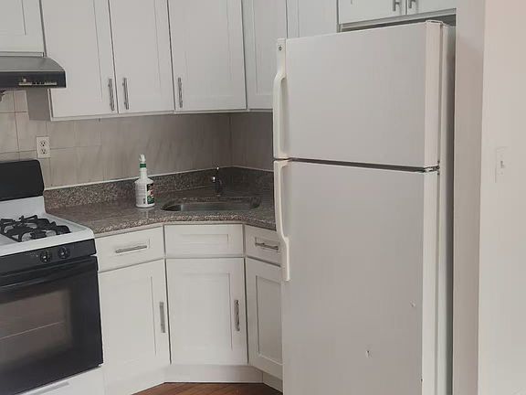 5th image of 3201 Leavitt St #4F