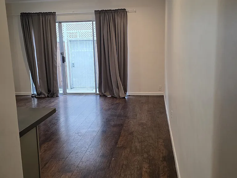 1260 E 4th St #6 — Photo 5