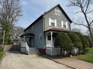 933 Harms Rd, Glenview, IL 60025