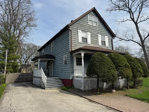 933 Harms Rd, Glenview, IL 60025
