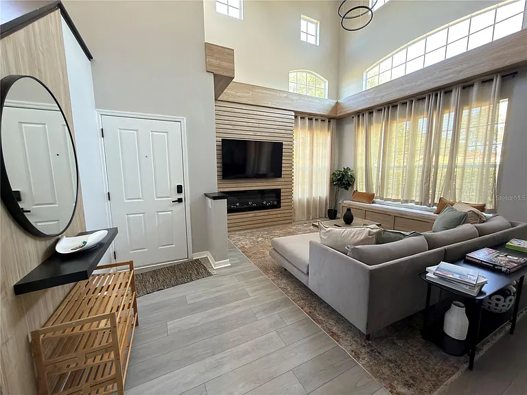 734 Monroe Cir — Photo 5