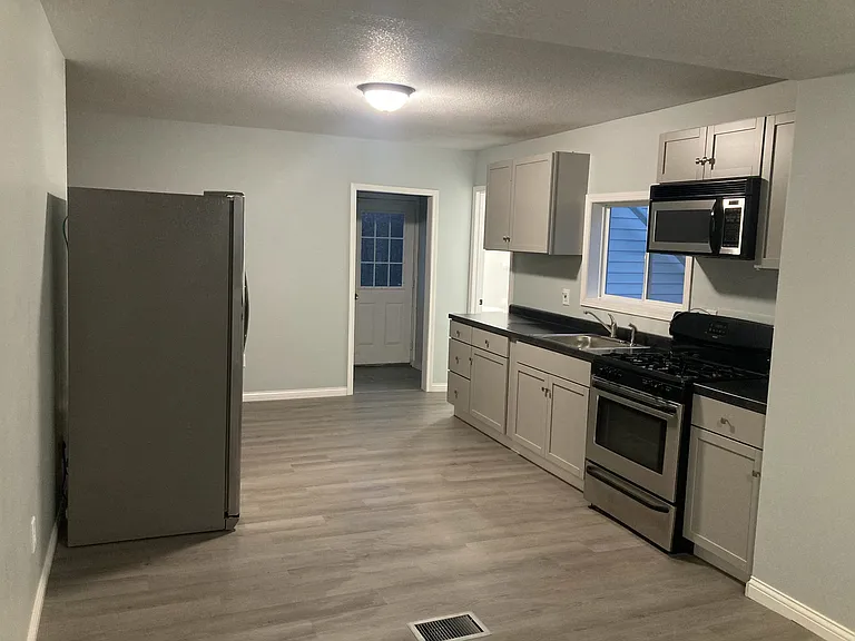 760 Eagle St — Photo 12