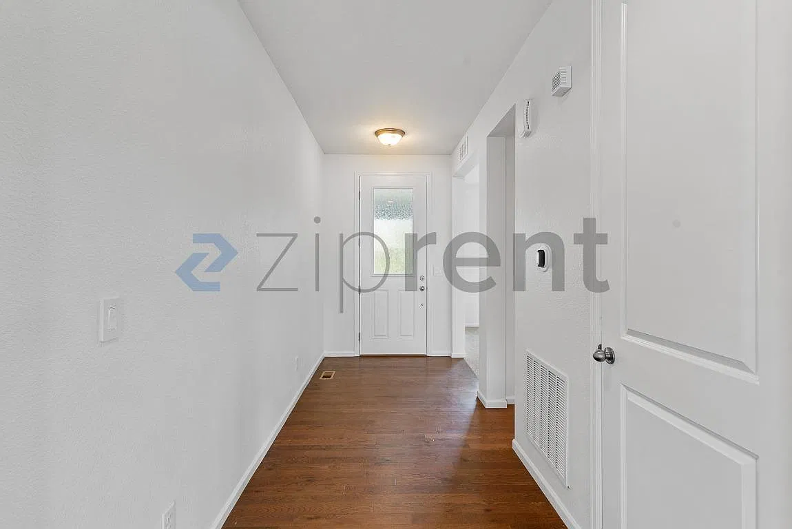 3 bed, 2.5 bath, 2345 sqft, $2,875 — Photo 4