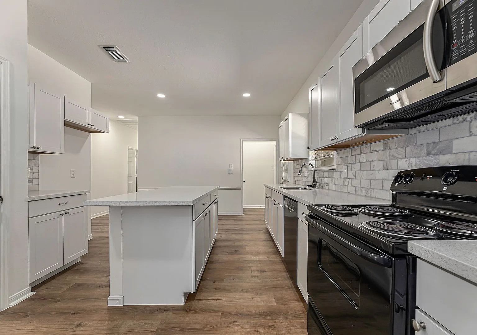Welcome to your dream rental home in Willis, TX! — Photo 2