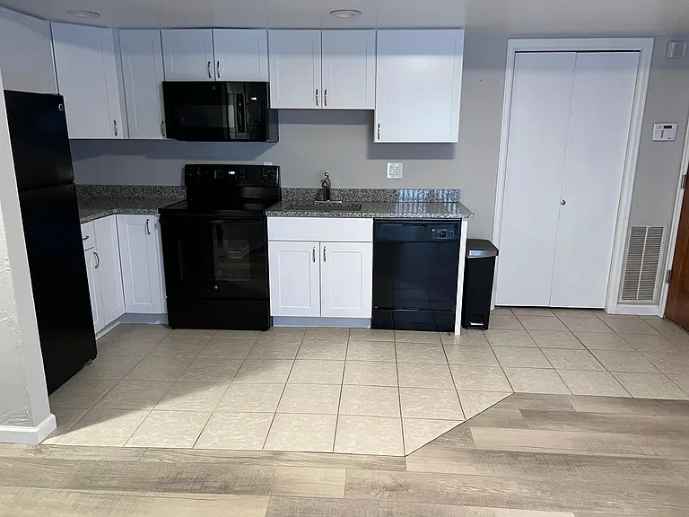 1085 Broadway St #6 — Photo 4