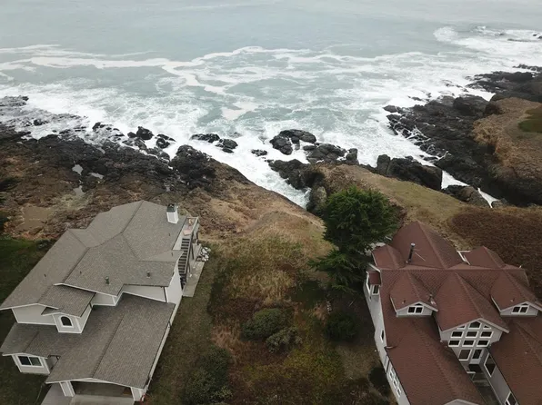 473 Lower Pacific Dr, Whitethorn, CA 95589