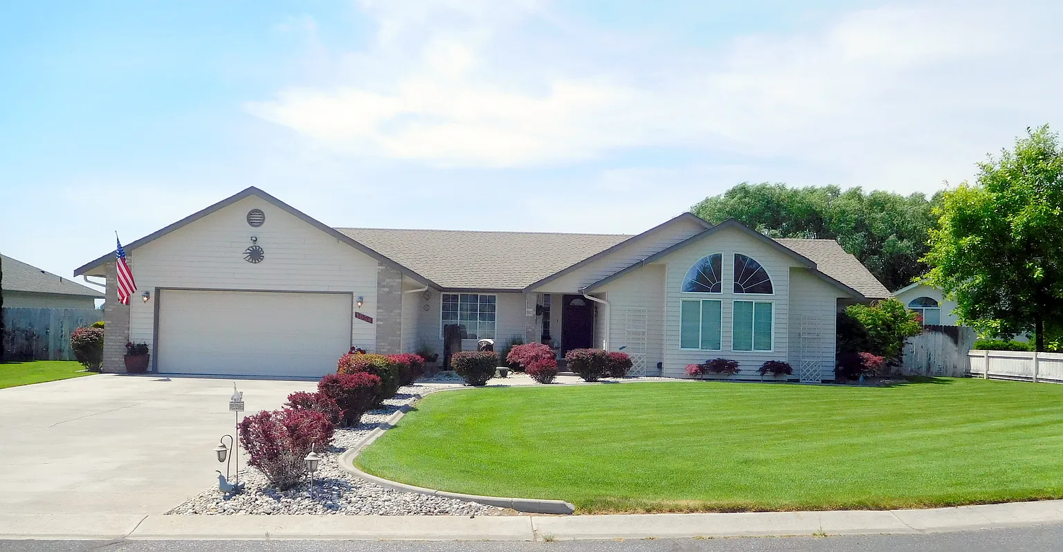 1654 Jennifer Ln NE photo 1