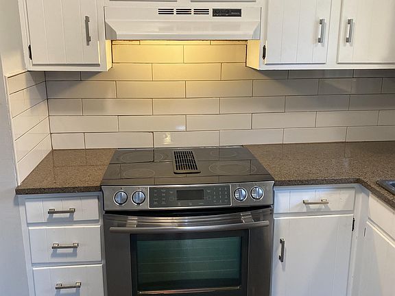 Kitchen/Range and Tile Backsplash