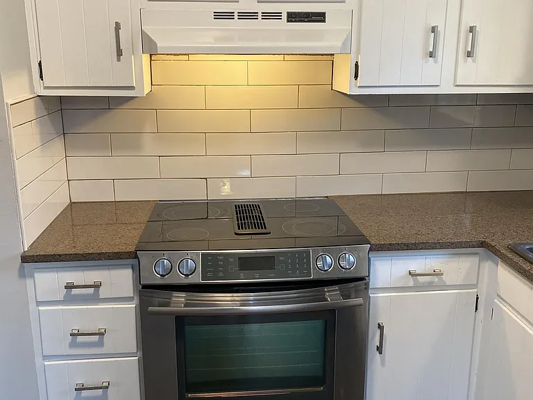 Kitchen/Range and Tile Backsplash